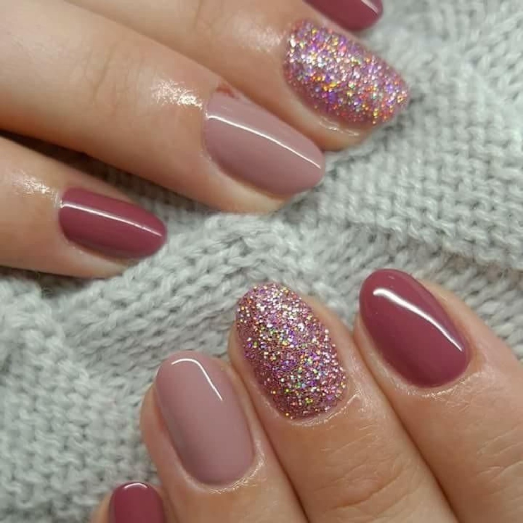 grazioso design di smalto glitterato per la mano